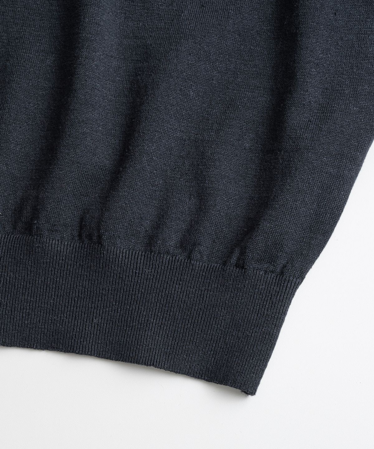 비헤비어(BEHEAVYER) EUROPEAN FLAX™ LINEN ROLL NECK 1/2 KNIT ink navy