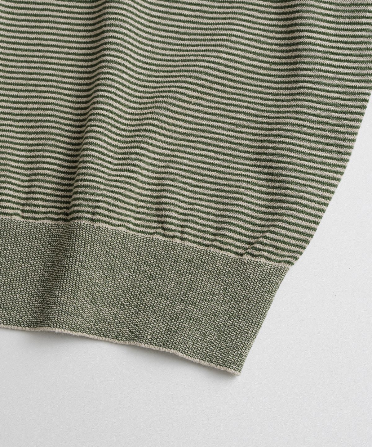 비헤비어(BEHEAVYER) EUROPEAN FLAX™ LINEN ROLL NECK 1/2 KNIT greige/forest