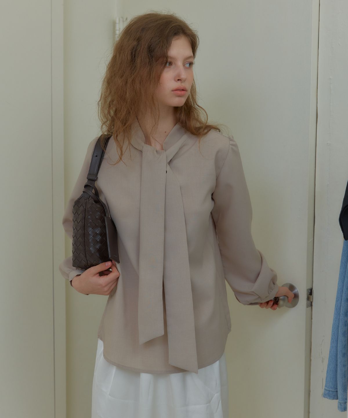 아노에틱(ANOETIC) ANC RIBBON TIE BLOUSE_BEIGE