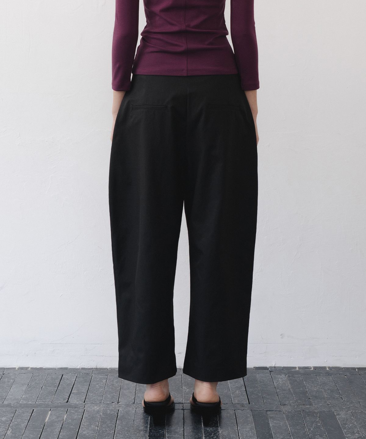 애프터글로울(AFTERGLOWOOL) Curved Ankle Pants-Black