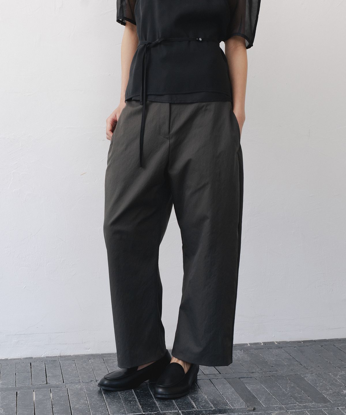 애프터글로울(AFTERGLOWOOL) Curved Ankle Pants-Charcoal