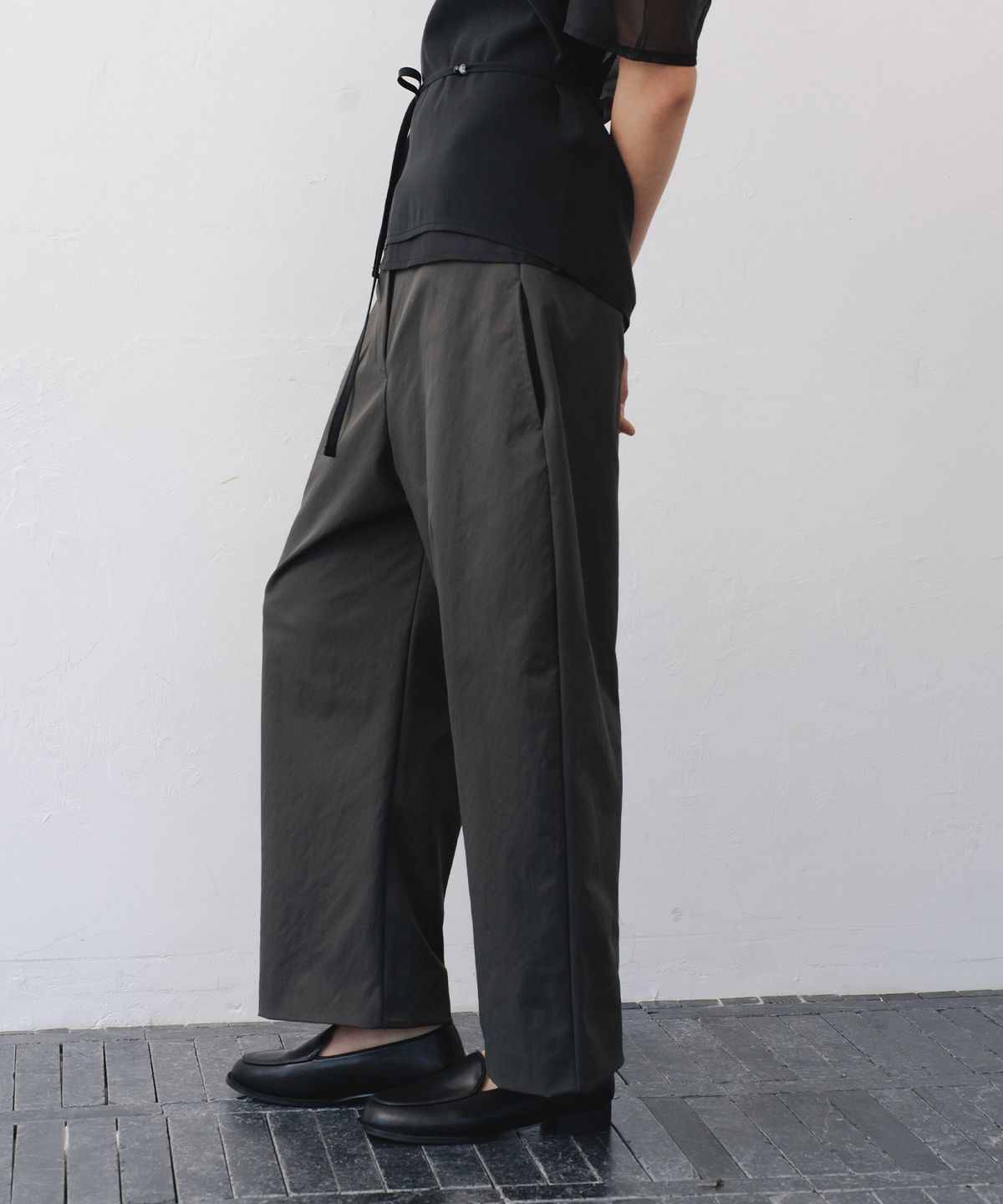 애프터글로울(AFTERGLOWOOL) Curved Ankle Pants-Charcoal
