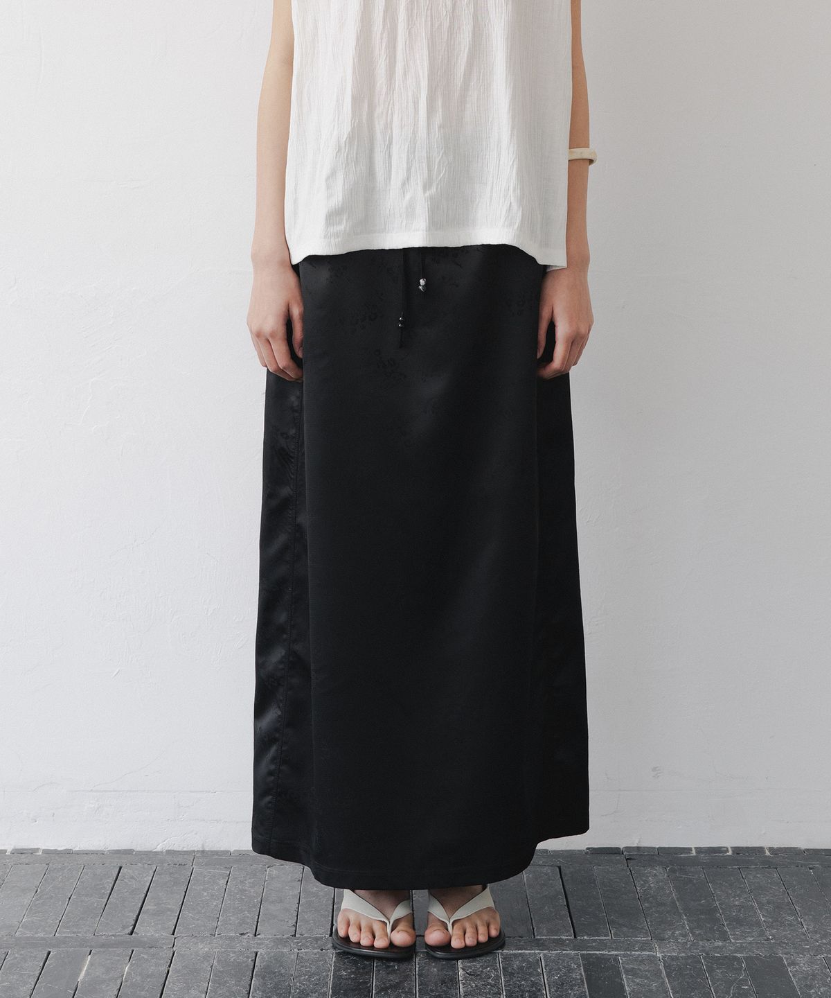 애프터글로울(AFTERGLOWOOL) Silky Drawstring Maxi Skirt-Black