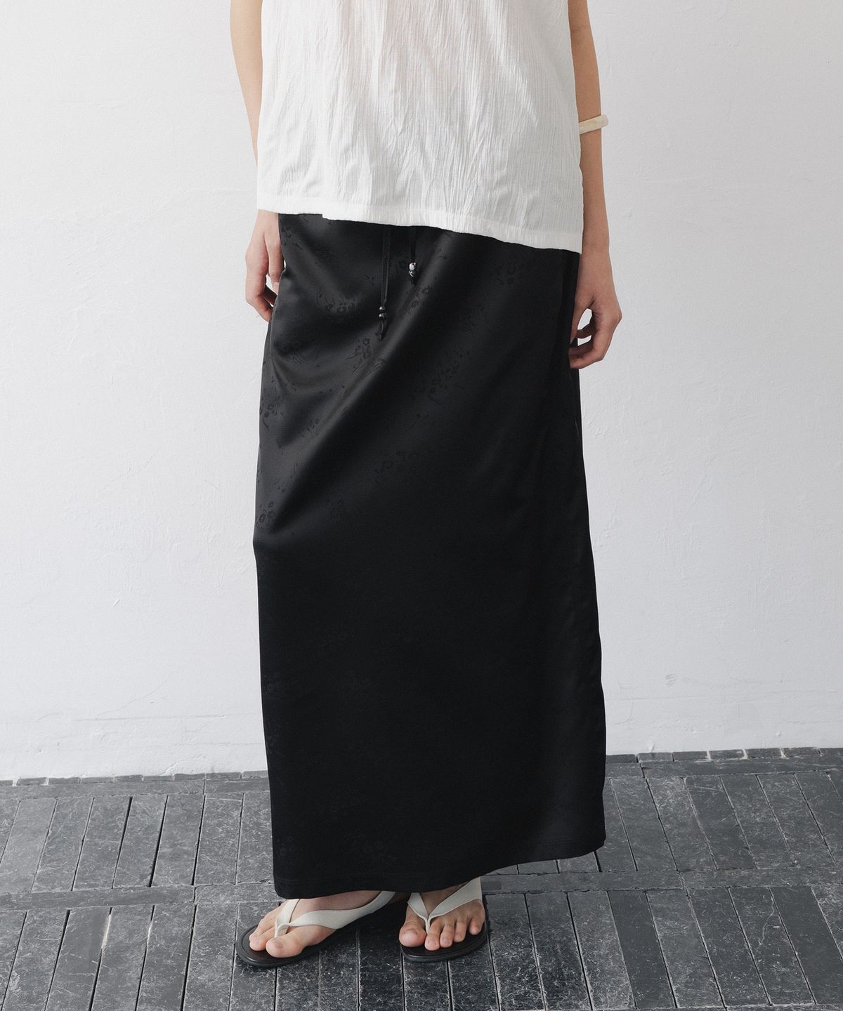 애프터글로울(AFTERGLOWOOL) Silky Drawstring Maxi Skirt-Black