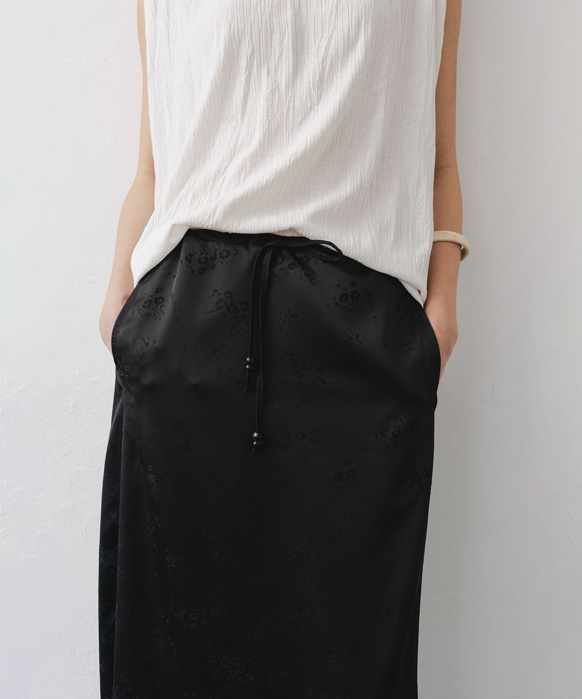 애프터글로울(AFTERGLOWOOL) Silky Drawstring Maxi Skirt-Black