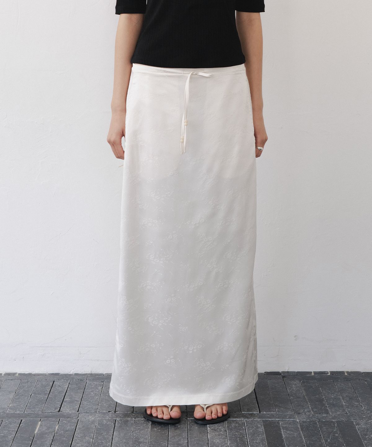 애프터글로울(AFTERGLOWOOL) Silky Drawstring Maxi Skirt-Ivory