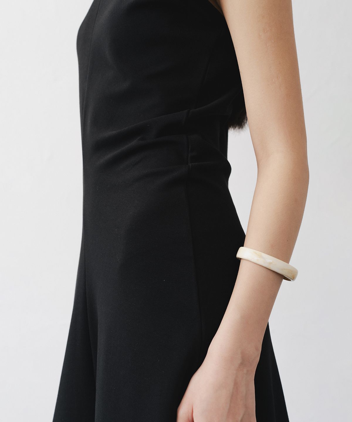 애프터글로울(AFTERGLOWOOL) Curve Line Maxi Dress-Black