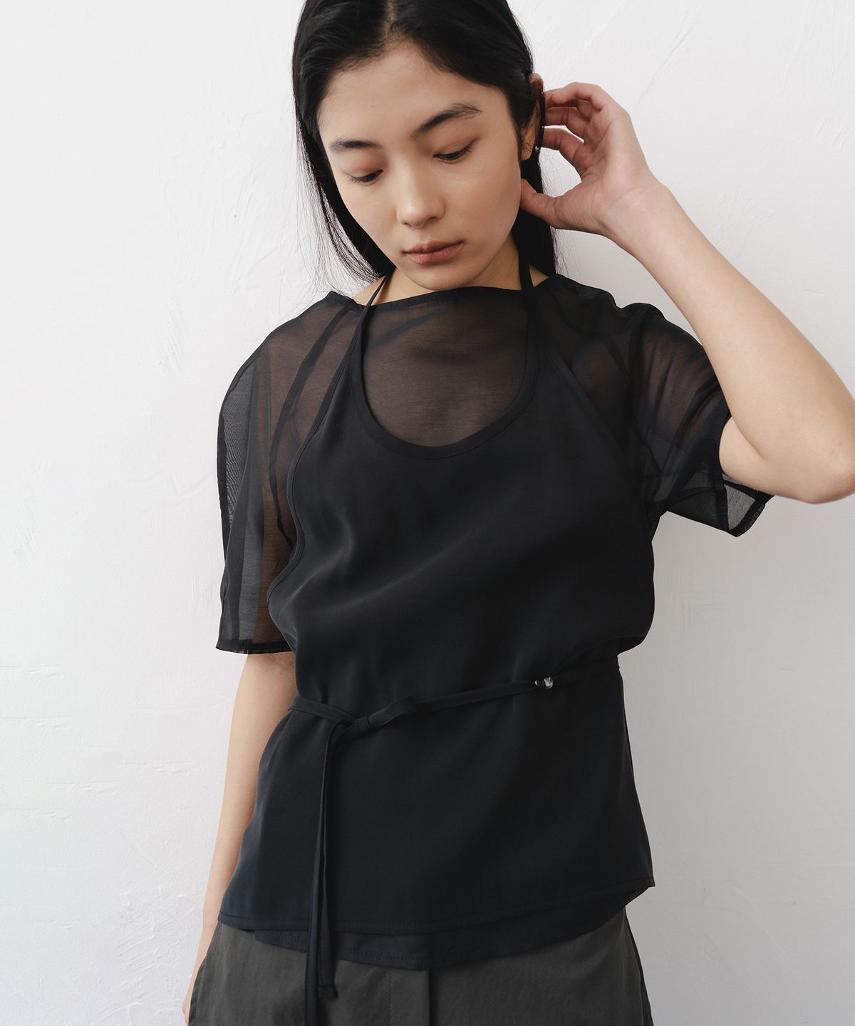 애프터글로울(AFTERGLOWOOL) String Halter Neck Sleeveless Top-Black