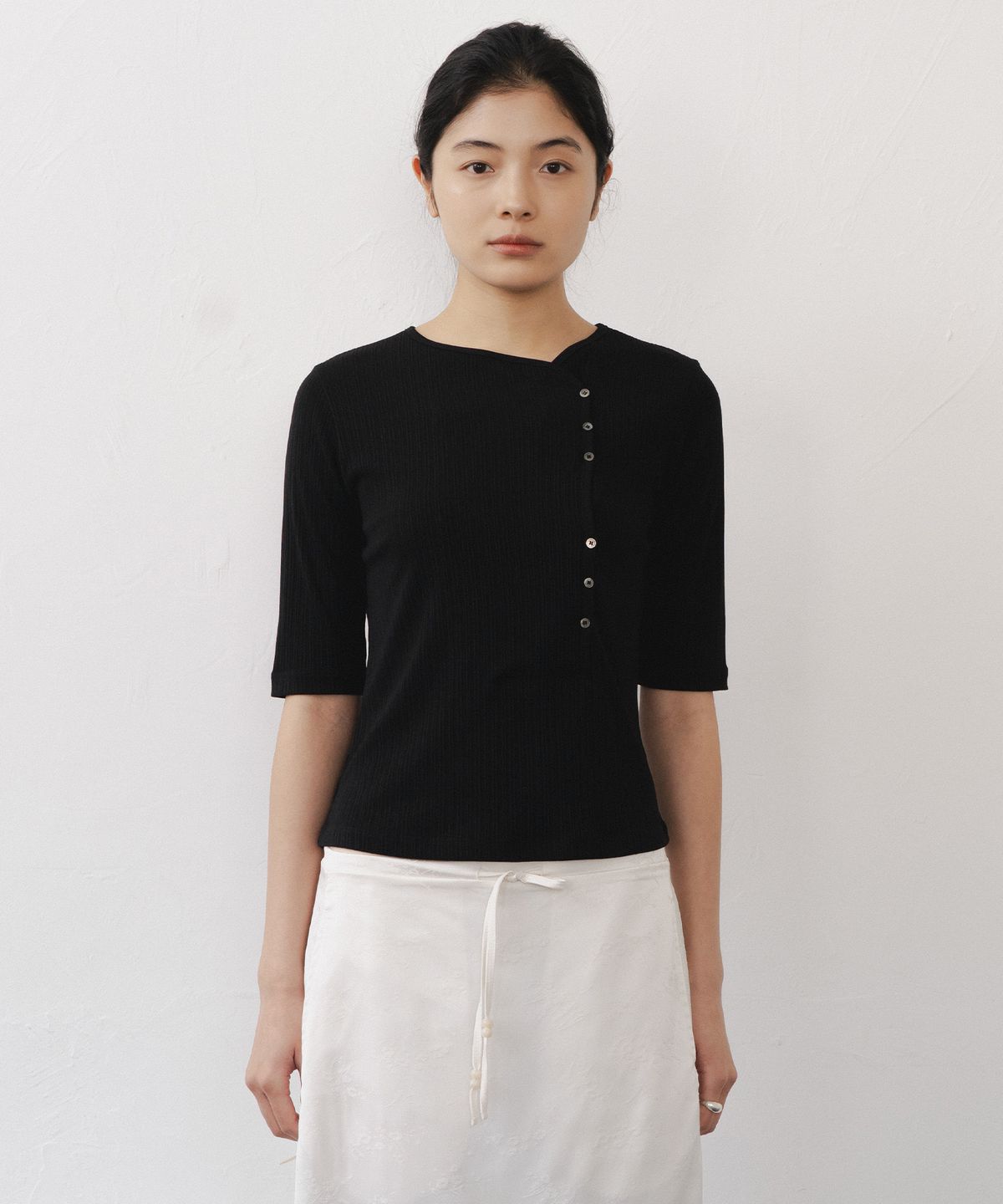 애프터글로울(AFTERGLOWOOL) Rib Two Way Button Top-Black