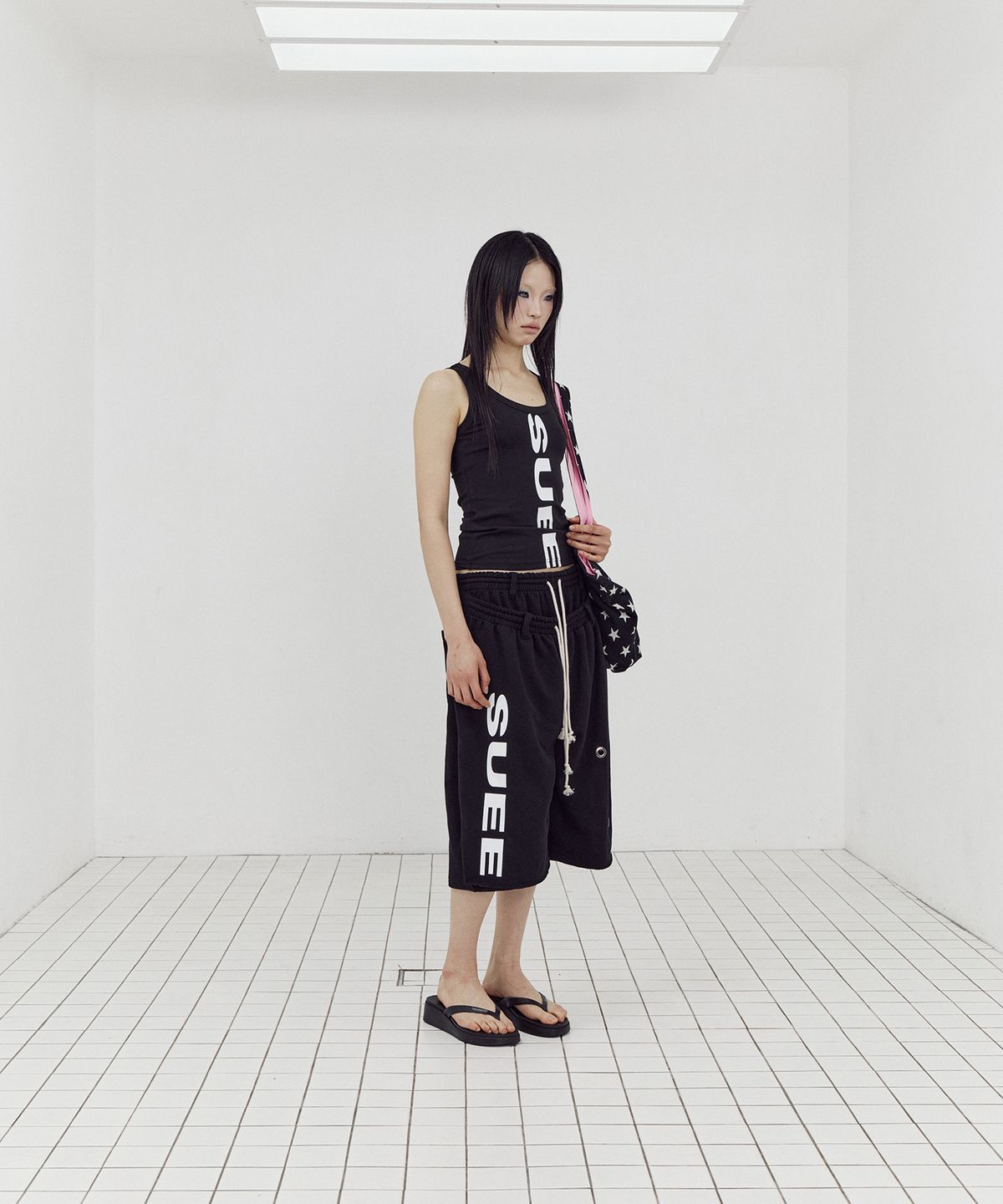 셋업이엑스이(SETUP-EXE) VERTICAL LOGO SLEEVELESS / BLACK