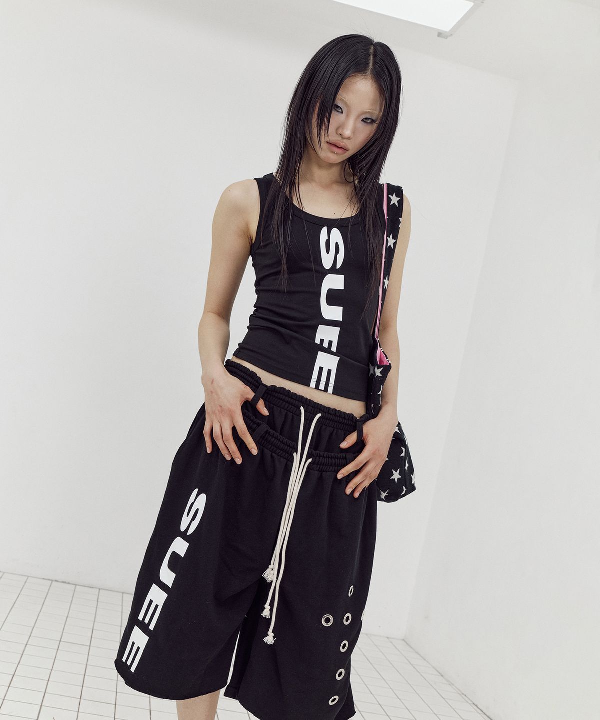 셋업이엑스이(SETUP-EXE) VERTICAL LOGO SLEEVELESS / BLACK
