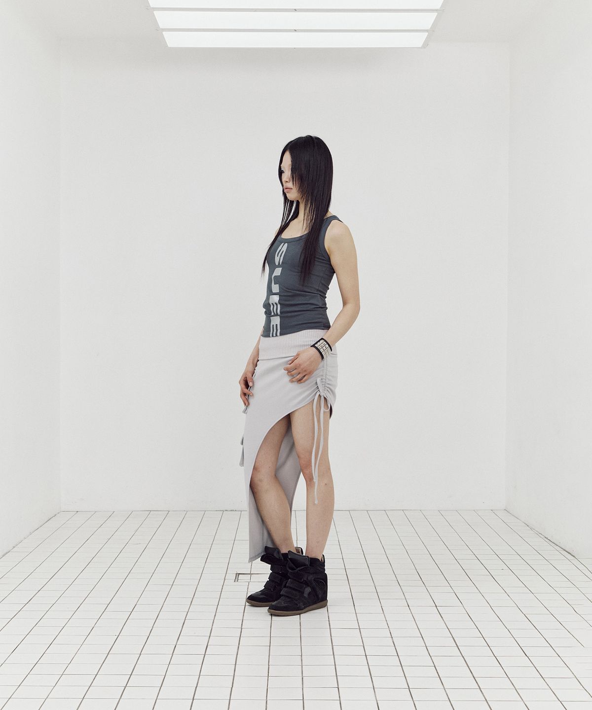셋업이엑스이(SETUP-EXE) VERTICAL LOGO SLEEVELESS / CHARCOAL