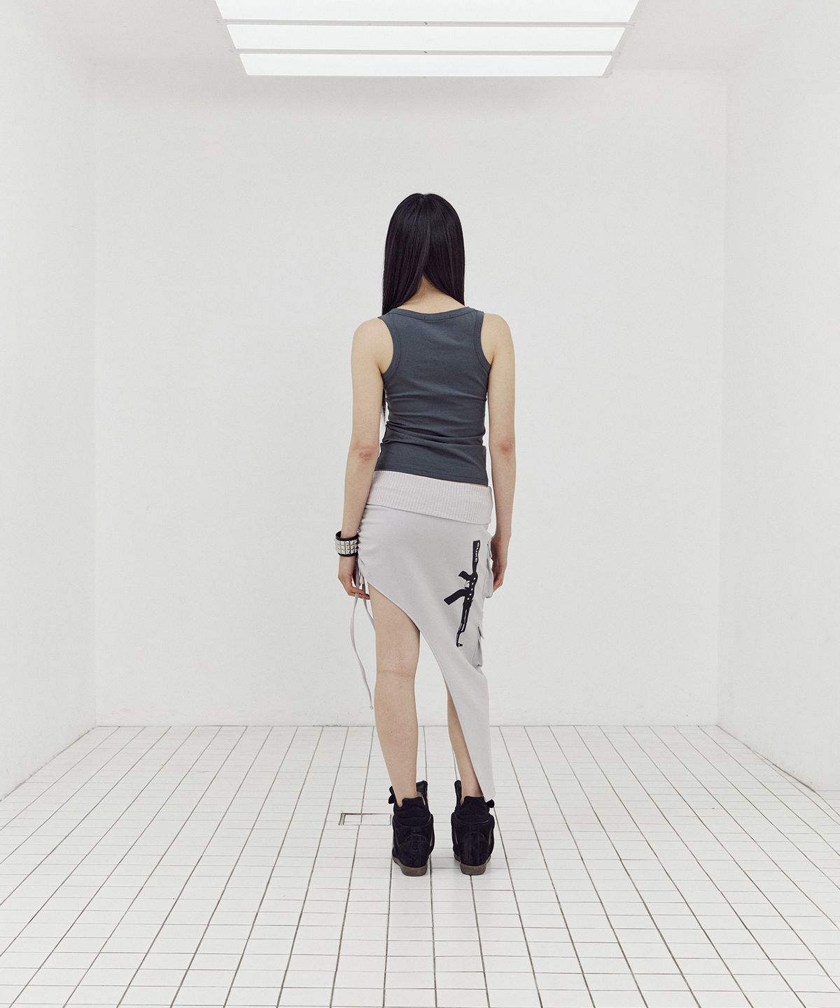 셋업이엑스이(SETUP-EXE) VERTICAL LOGO SLEEVELESS / CHARCOAL