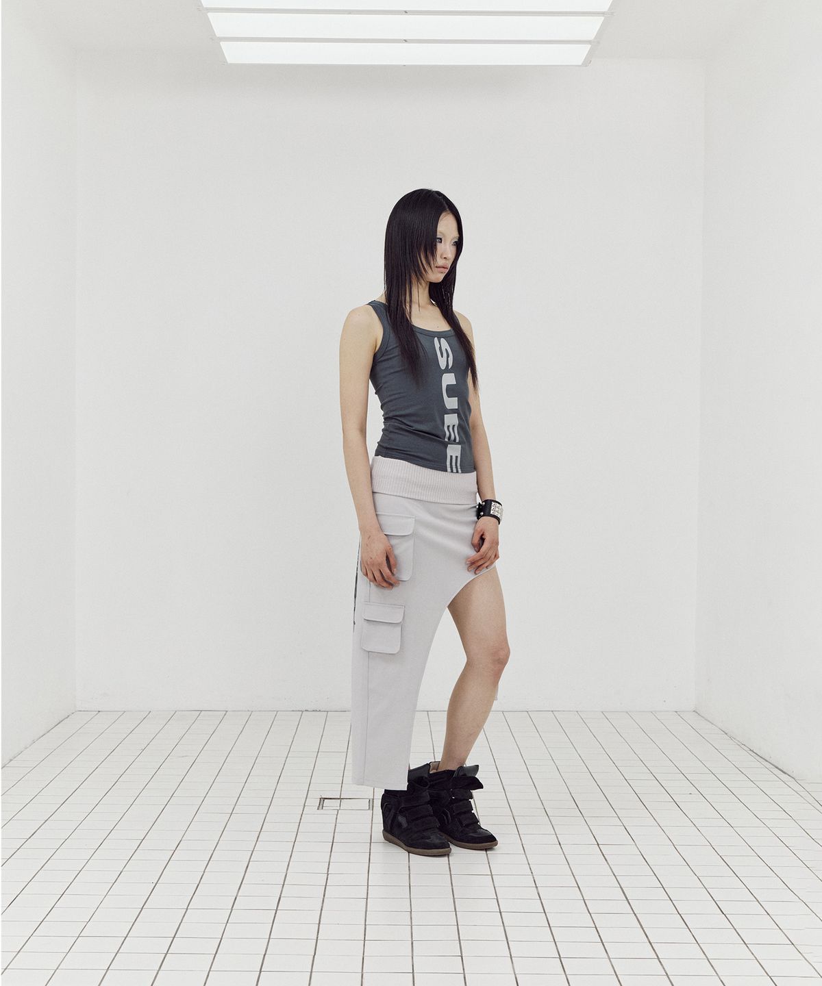셋업이엑스이(SETUP-EXE) VERTICAL LOGO SLEEVELESS / CHARCOAL