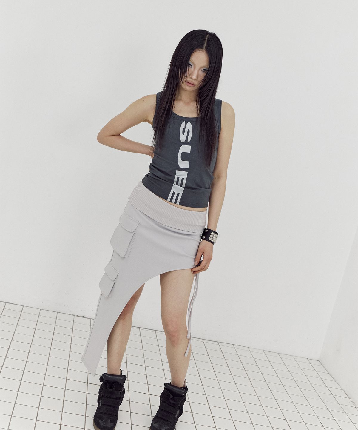 셋업이엑스이(SETUP-EXE) VERTICAL LOGO SLEEVELESS / CHARCOAL