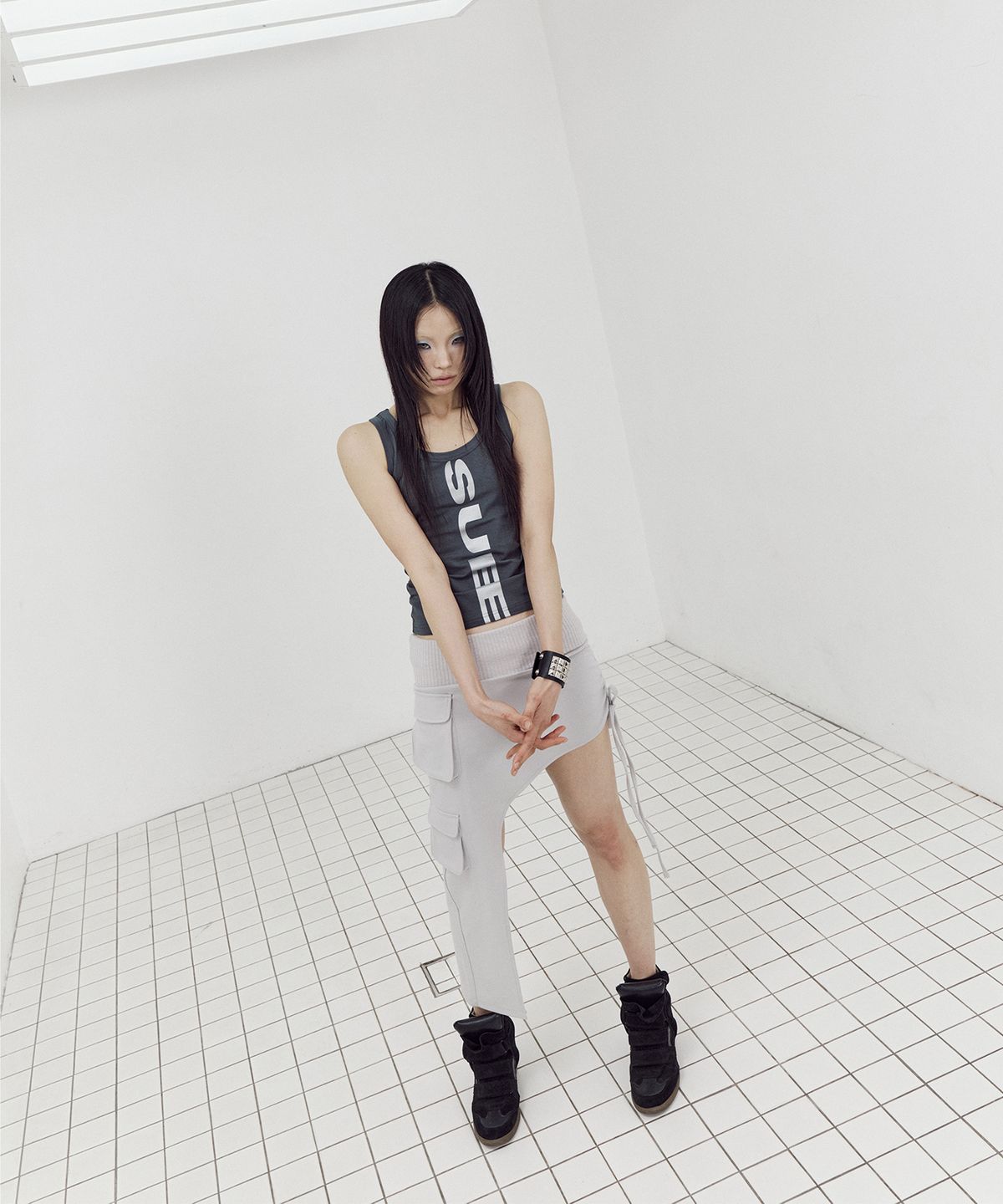 셋업이엑스이(SETUP-EXE) VERTICAL LOGO SLEEVELESS / CHARCOAL