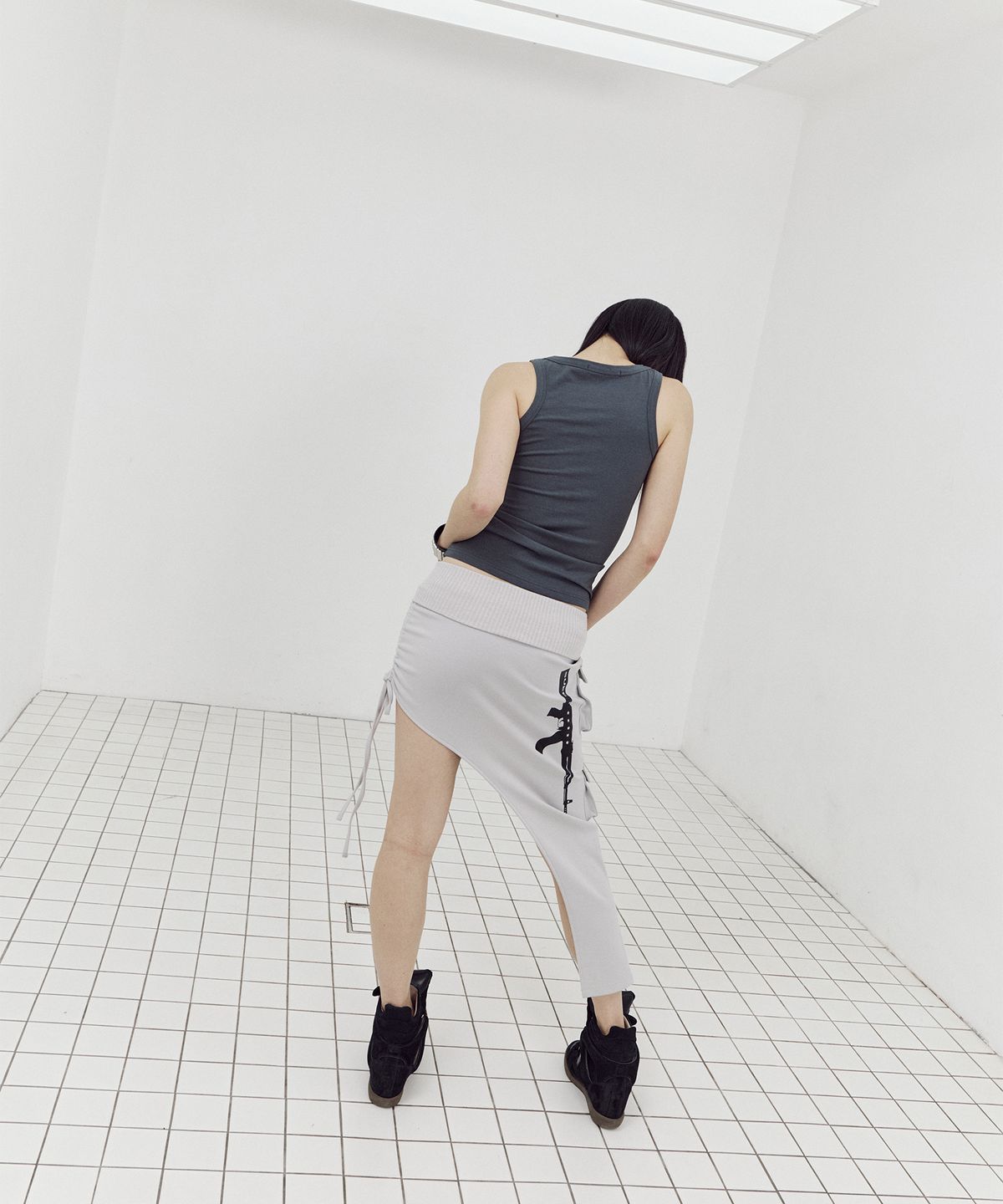 셋업이엑스이(SETUP-EXE) VERTICAL LOGO SLEEVELESS / CHARCOAL