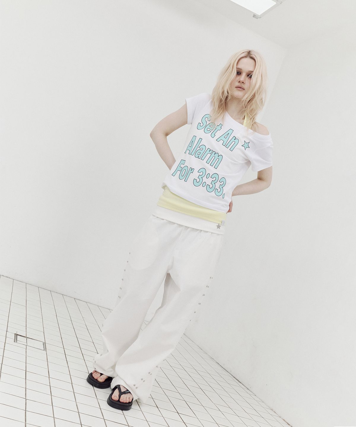 셋업이엑스이(SETUP-EXE) ALARM WIDE NECK TOP / WHITE