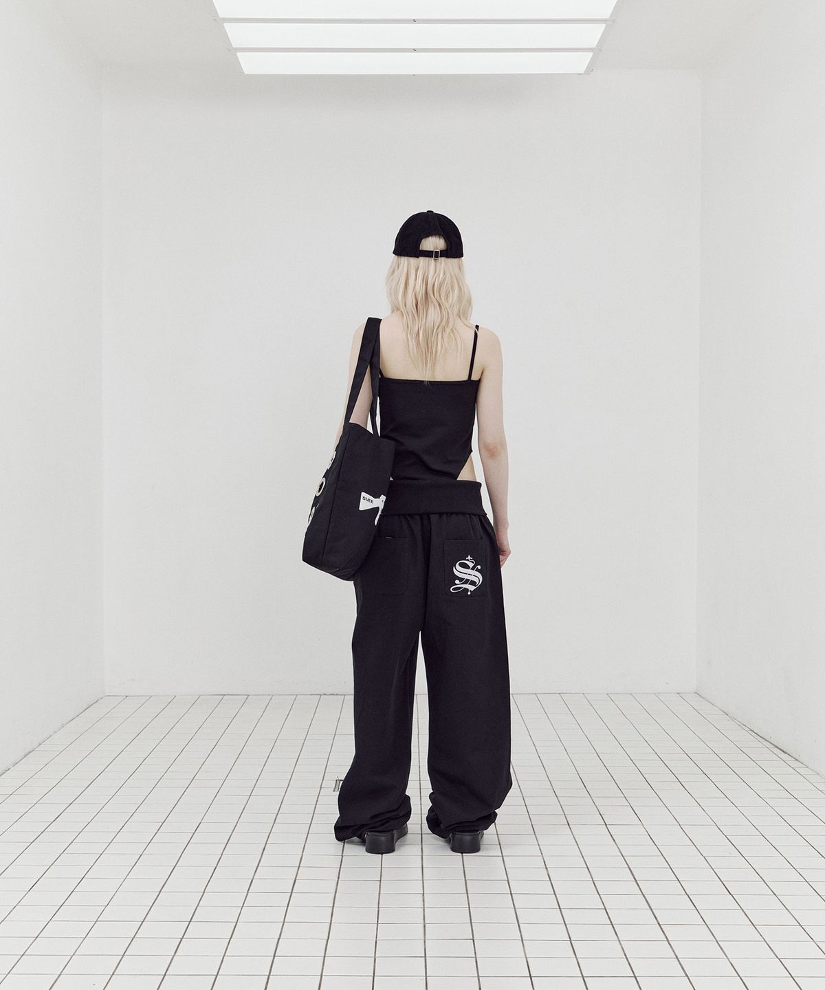 셋업이엑스이(SETUP-EXE) FOLDED WAIST STUD PANTS / BLACK