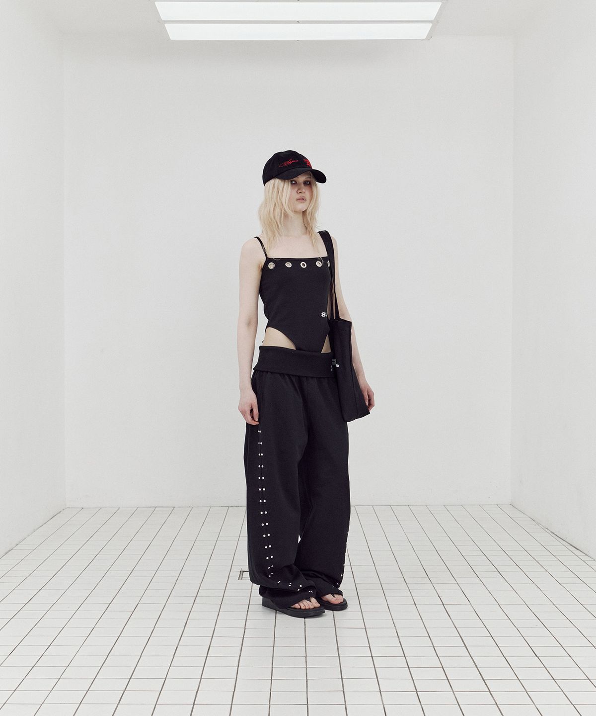 셋업이엑스이(SETUP-EXE) FOLDED WAIST STUD PANTS / BLACK