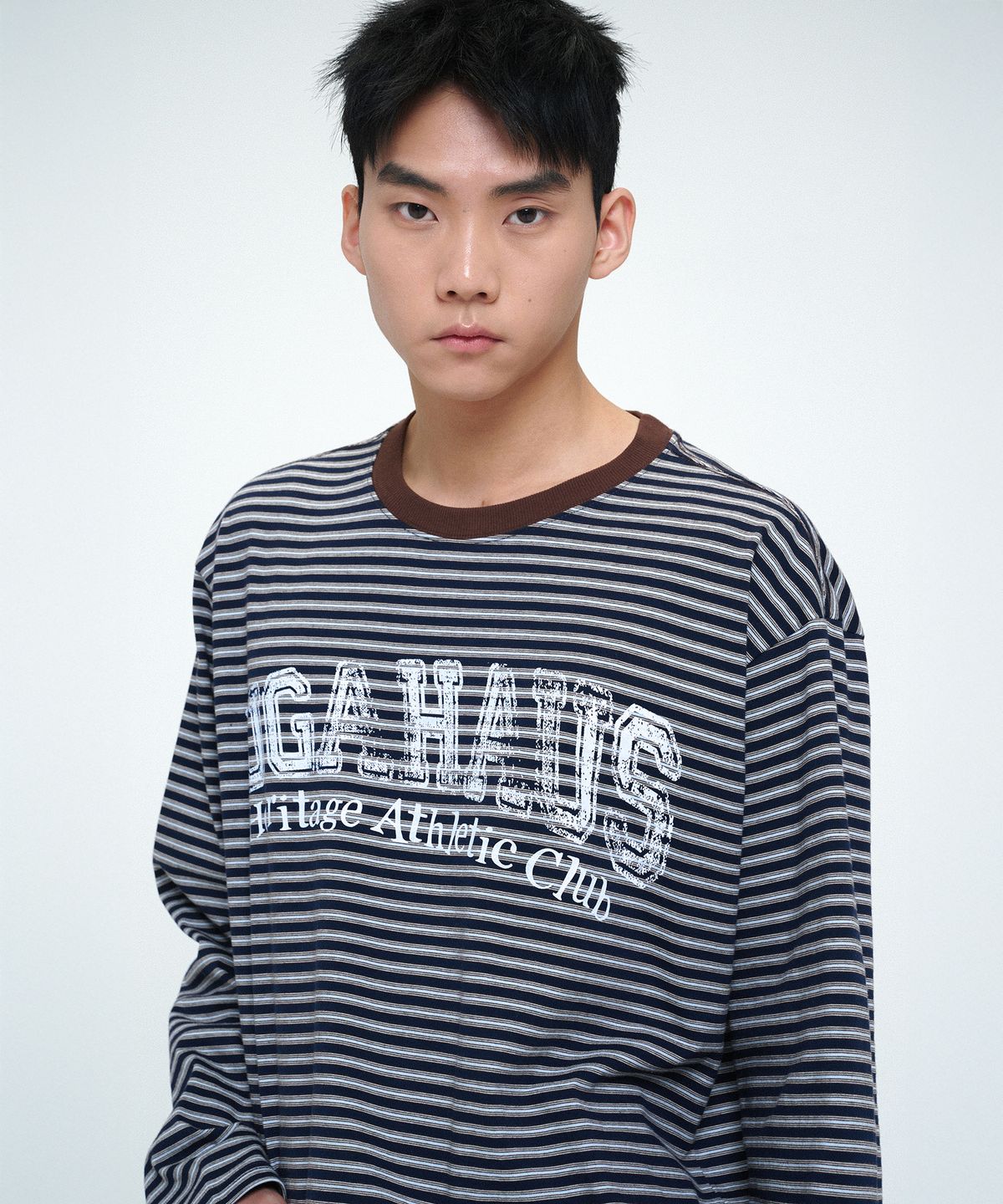 유니버스 가먼트(UNIVERSE GARMENT) 멀티 스트라이프 그래픽 티셔츠_NAVY