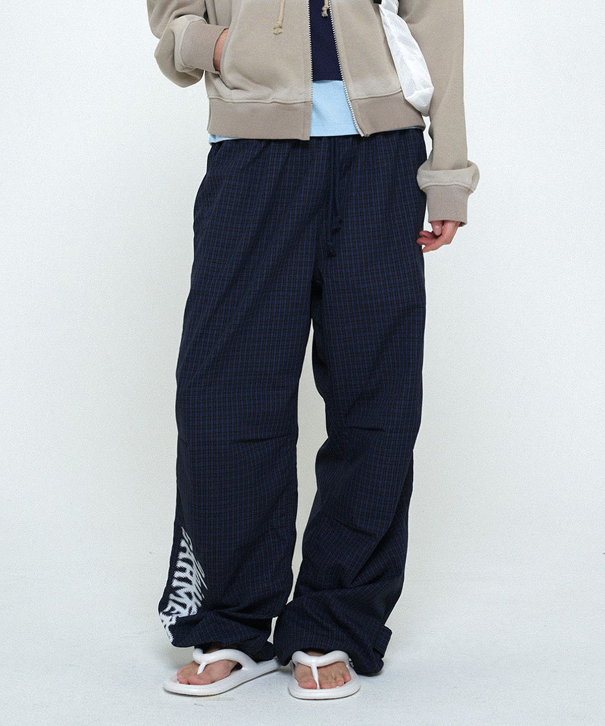 유니버스 가먼트(UNIVERSE GARMENT) 체크 파라슈트 팬츠_NAVY
