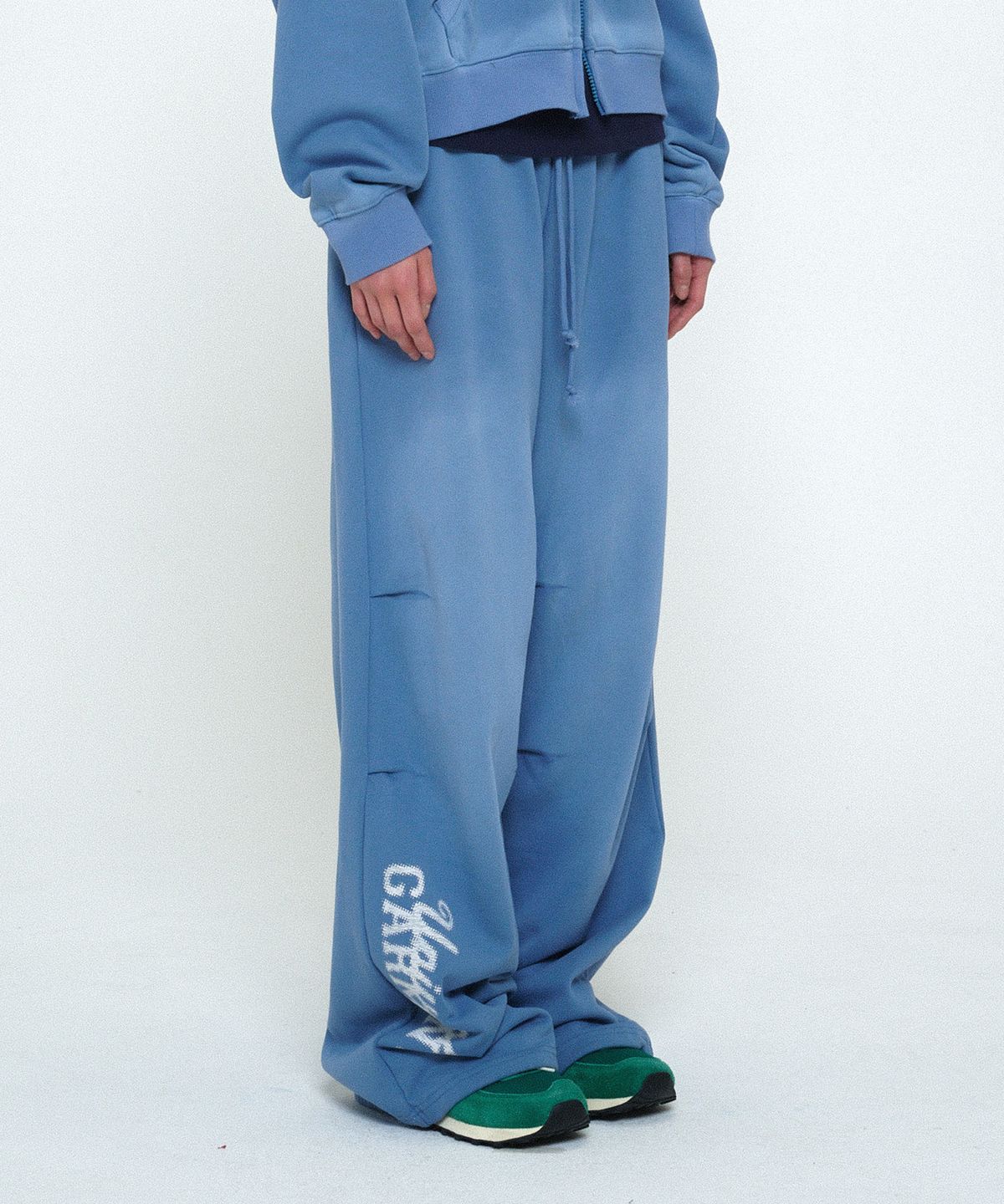 유니버스 가먼트(UNIVERSE GARMENT) 스프레이 와이드 스웻 팬츠_BLUE