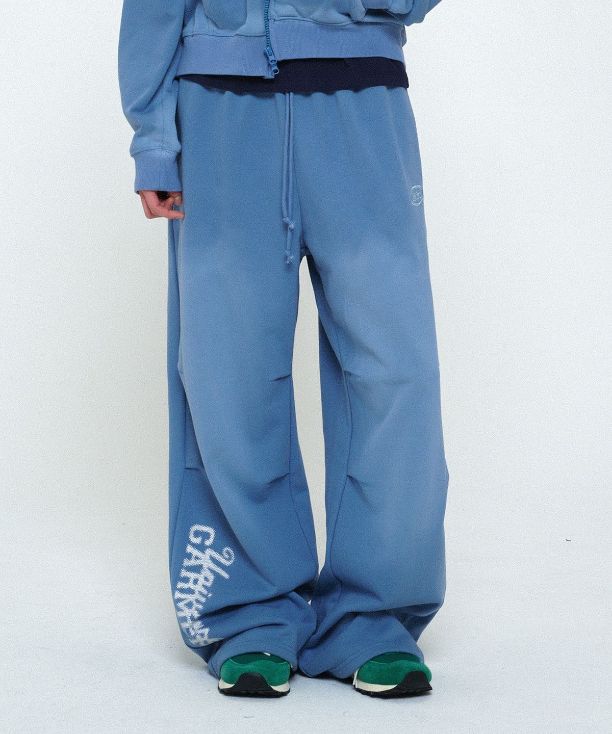 유니버스 가먼트(UNIVERSE GARMENT) 스프레이 와이드 스웻 팬츠_BLUE