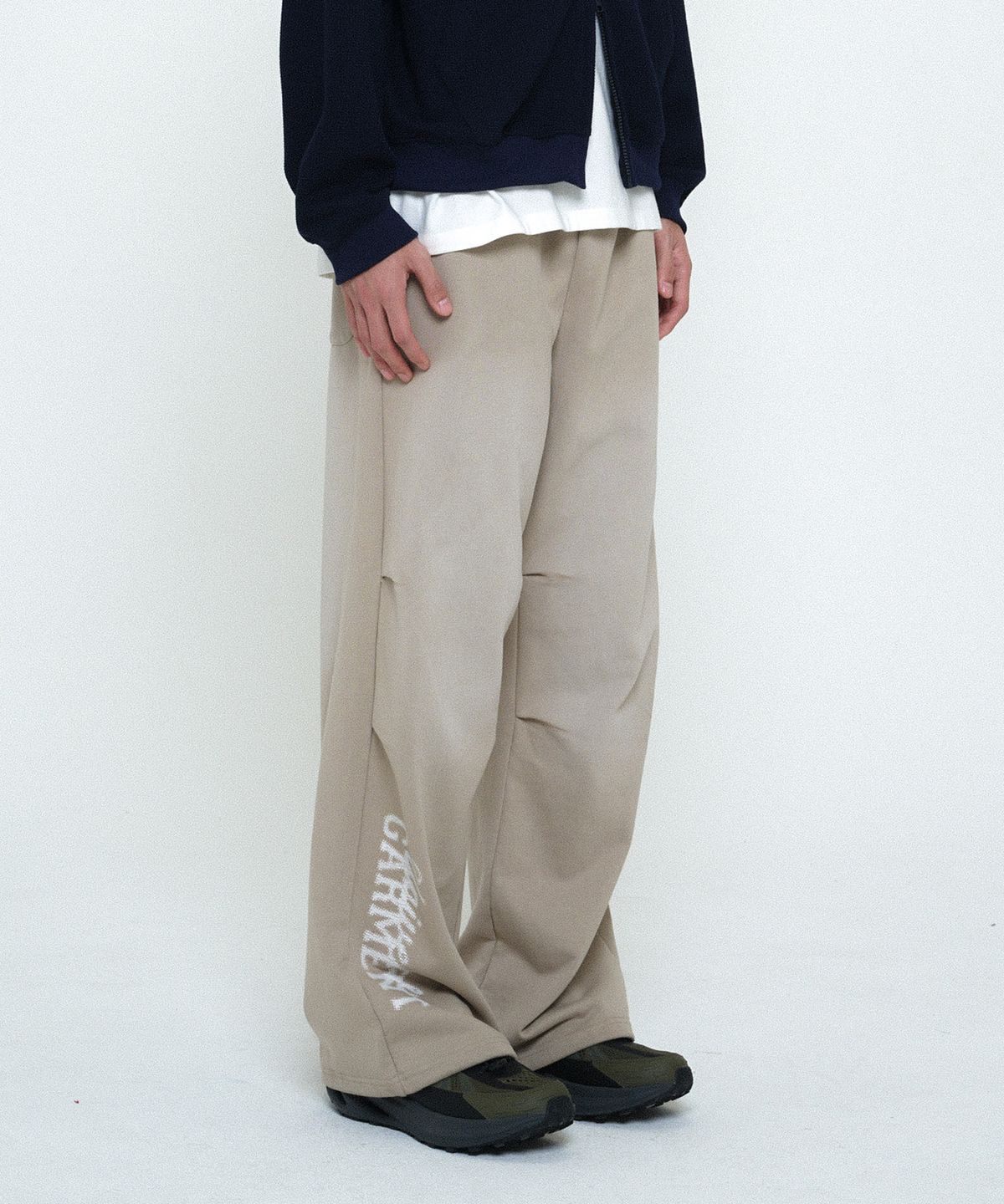 유니버스 가먼트(UNIVERSE GARMENT) 스프레이 와이드 스웻 팬츠_BEIGE