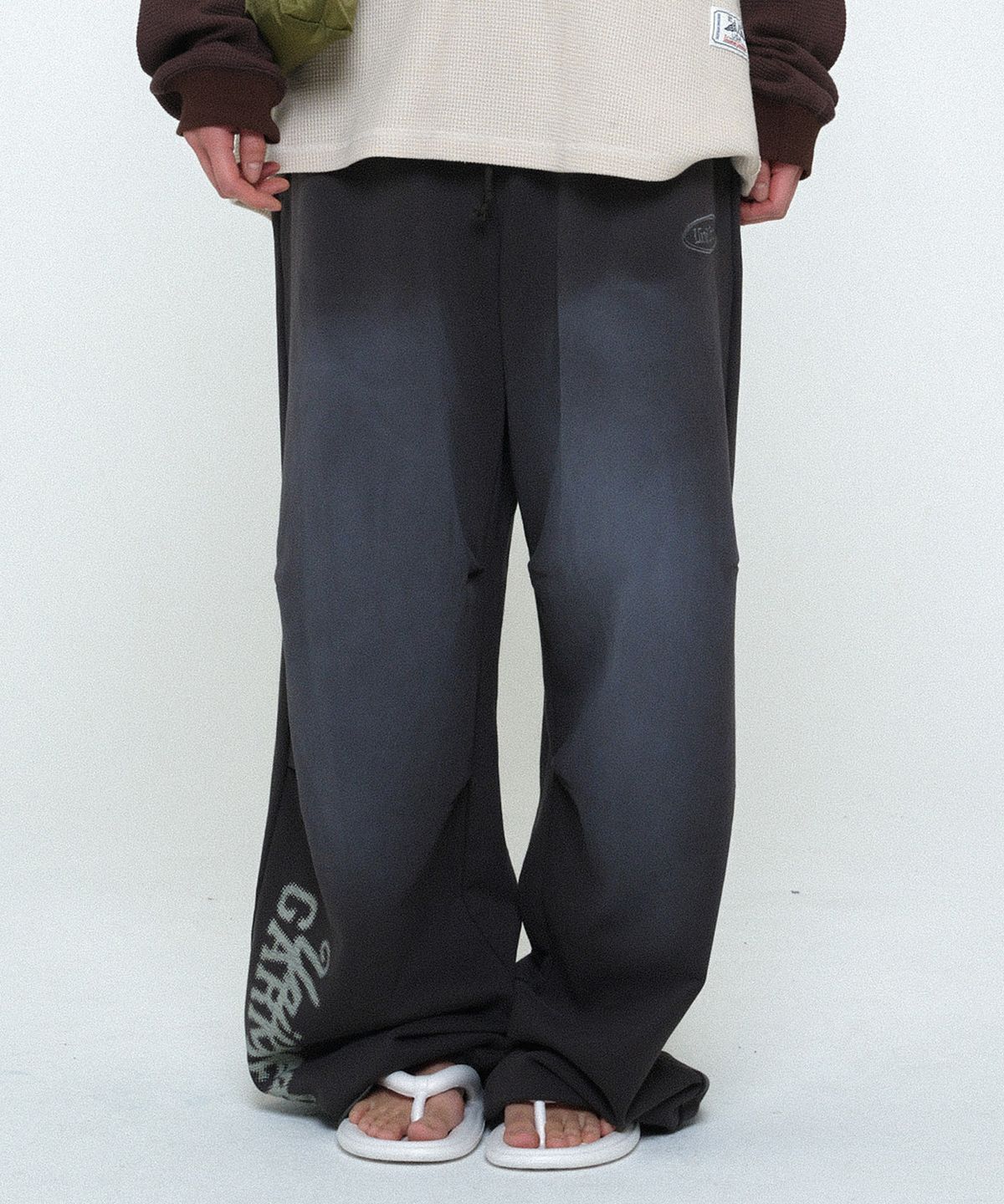유니버스 가먼트(UNIVERSE GARMENT) 스프레이 와이드 스웻 팬츠_CHARCOAL