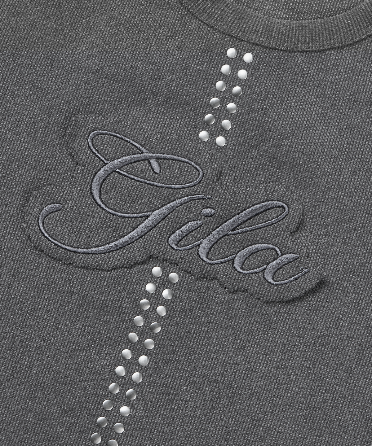 길라아카이브(GILAARCHIVE) STUD PATCH LOGO DYED CROP T-SHIRTS_CHARCOAL