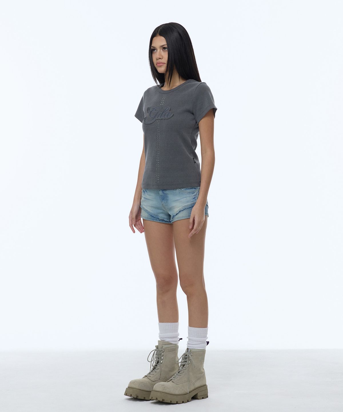 길라아카이브(GILAARCHIVE) STUD PATCH LOGO DYED CROP T-SHIRTS_CHARCOAL