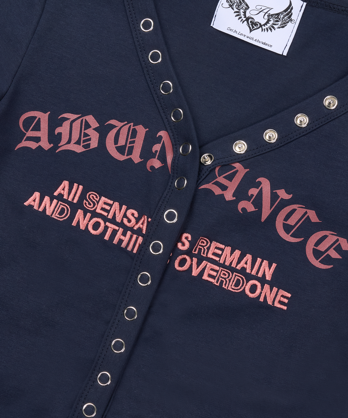 길라아카이브(GILAARCHIVE) LETTERING BUTTON CROP T-SHIRTS_NAVY