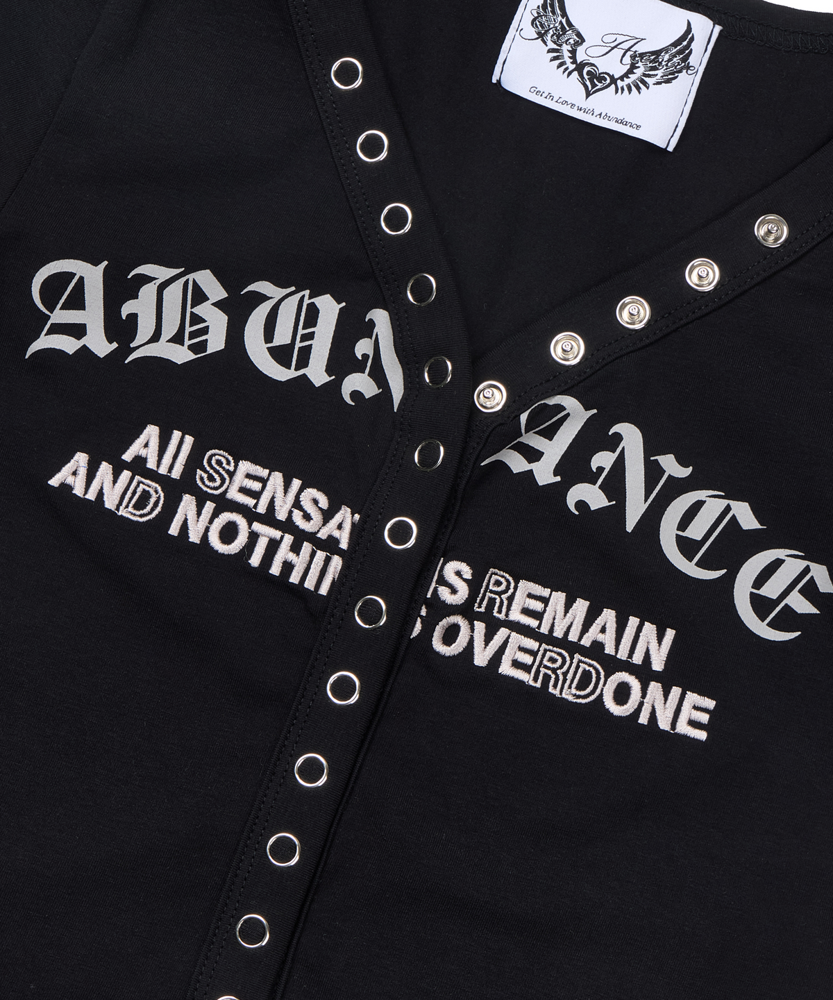 길라아카이브(GILAARCHIVE) LETTERING BUTTON CROP T-SHIRTS_BLACK