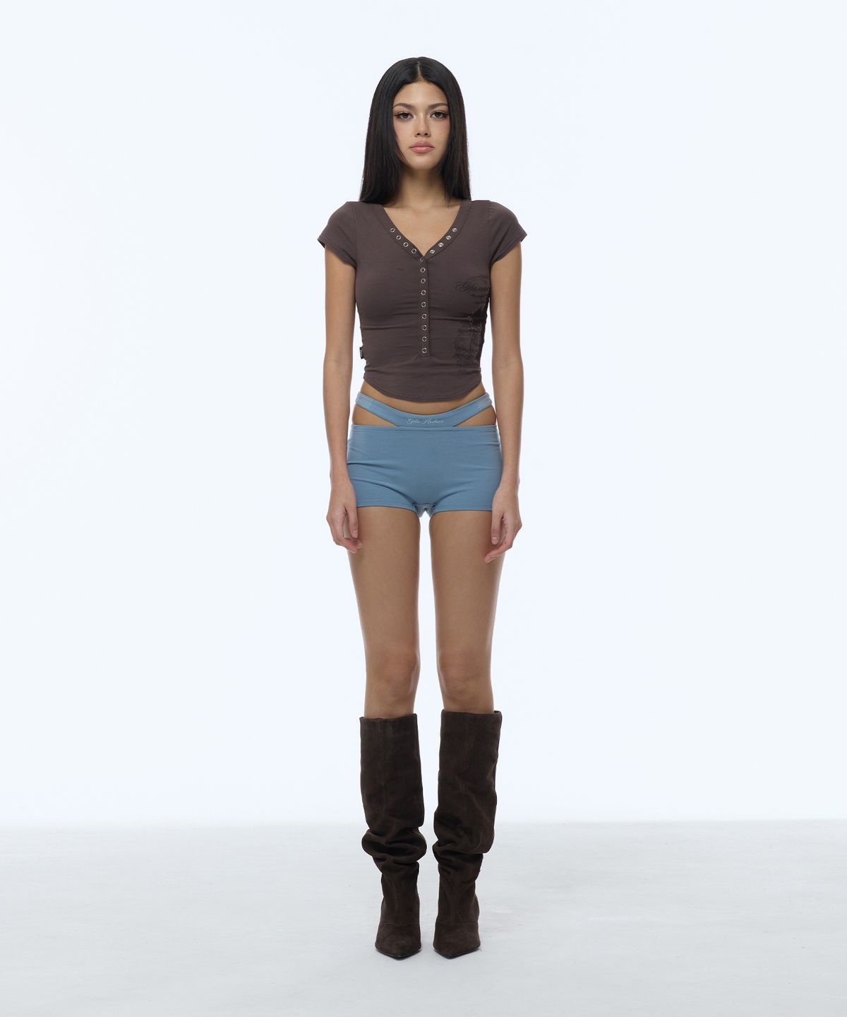 길라아카이브(GILAARCHIVE) LACE CROSS PATCHED BUTTON CROP T-SHIRTS_BROWN