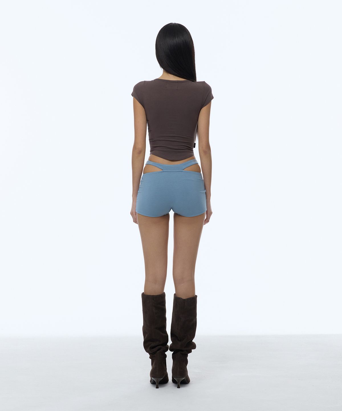 길라아카이브(GILAARCHIVE) LACE CROSS PATCHED BUTTON CROP T-SHIRTS_BROWN