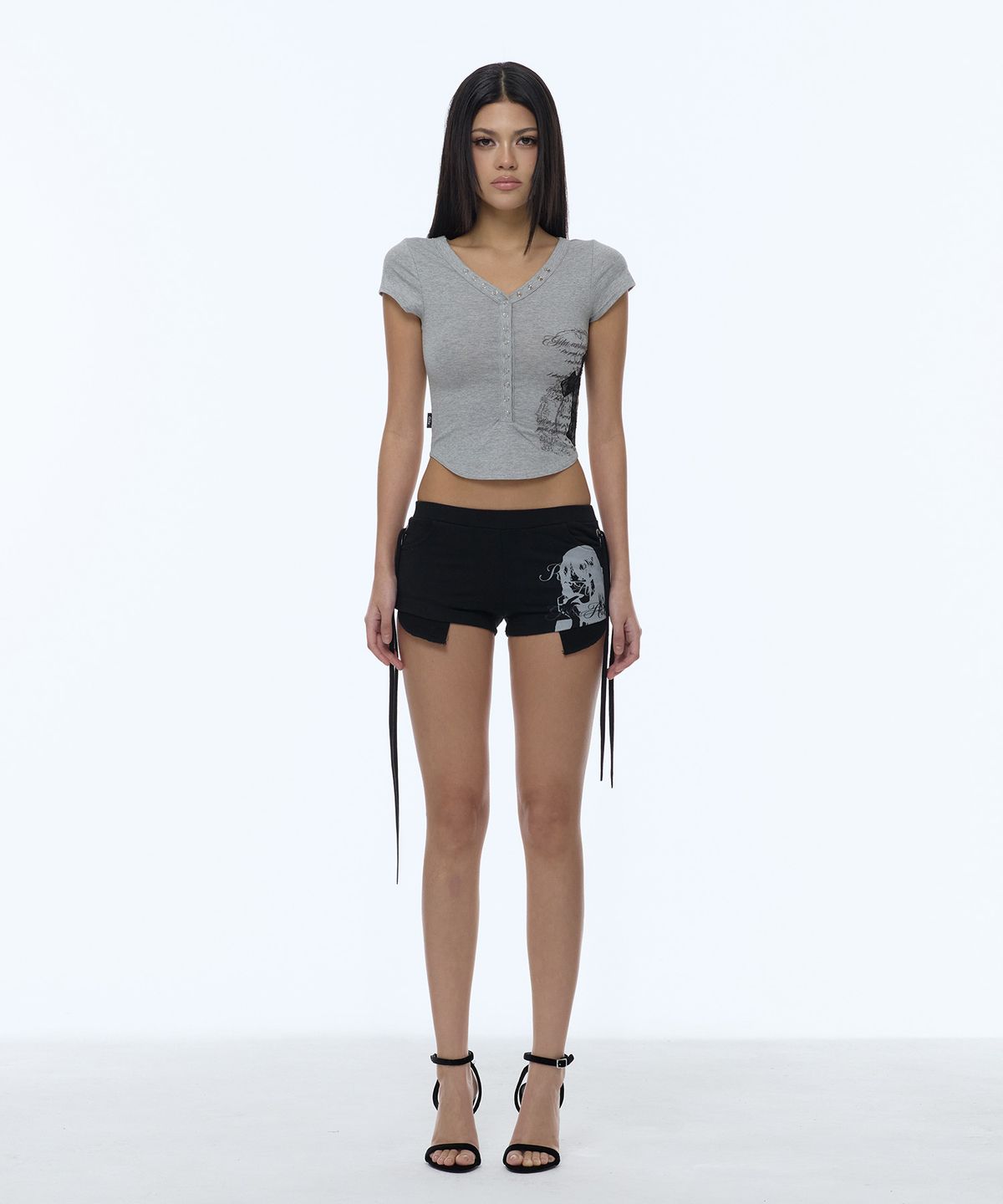 길라아카이브(GILAARCHIVE) LACE CROSS PATCHED BUTTON CROP T-SHIRTS_GREY