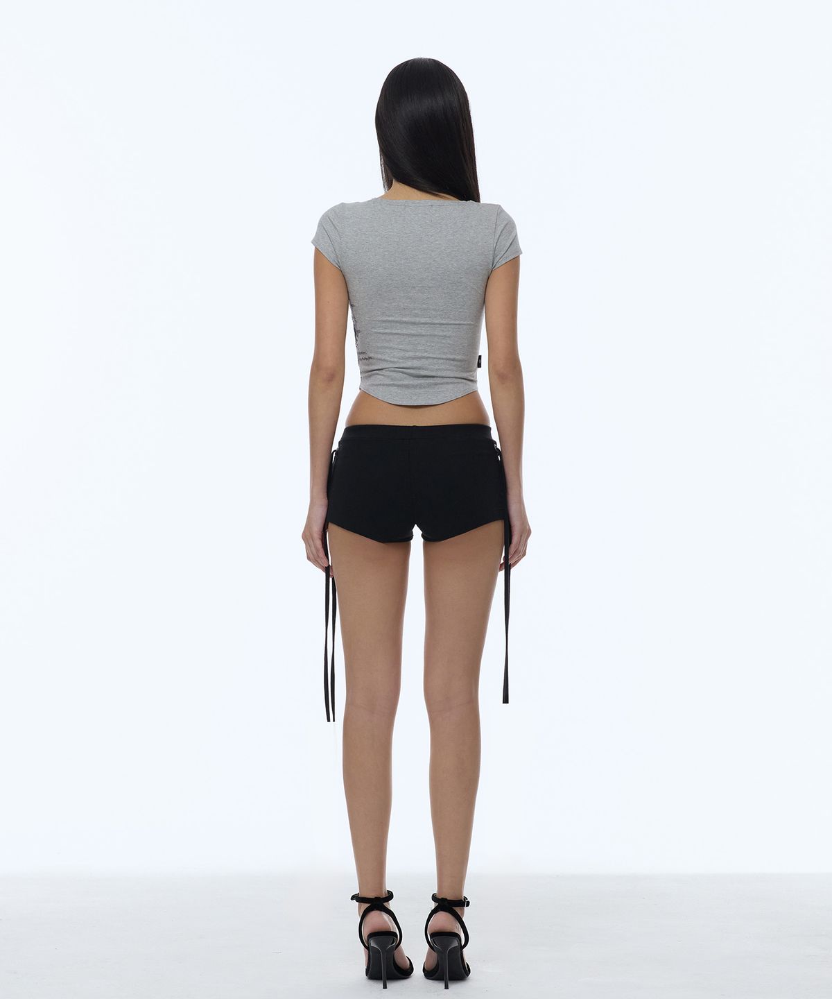 길라아카이브(GILAARCHIVE) LACE CROSS PATCHED BUTTON CROP T-SHIRTS_GREY