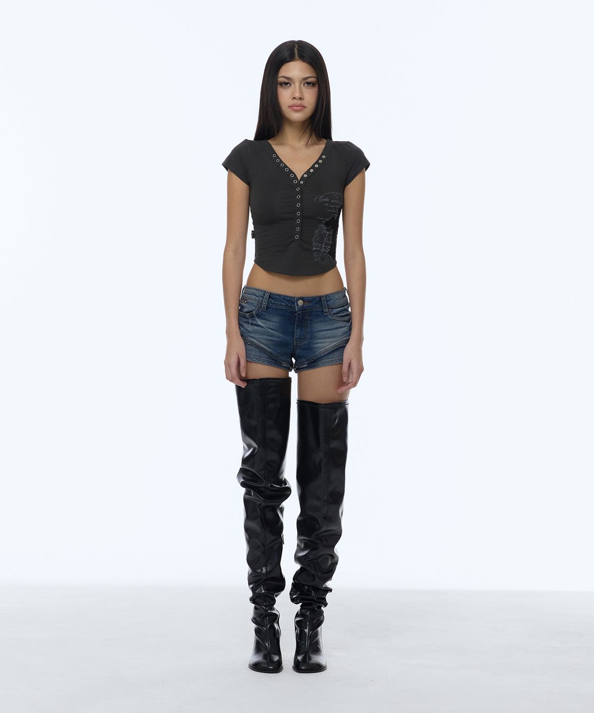 길라아카이브(GILAARCHIVE) LACE CROSS PATCHED BUTTON CROP T-SHIRTS_CHARCOAL