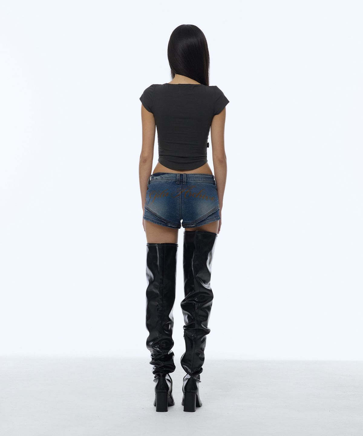 길라아카이브(GILAARCHIVE) LACE CROSS PATCHED BUTTON CROP T-SHIRTS_CHARCOAL