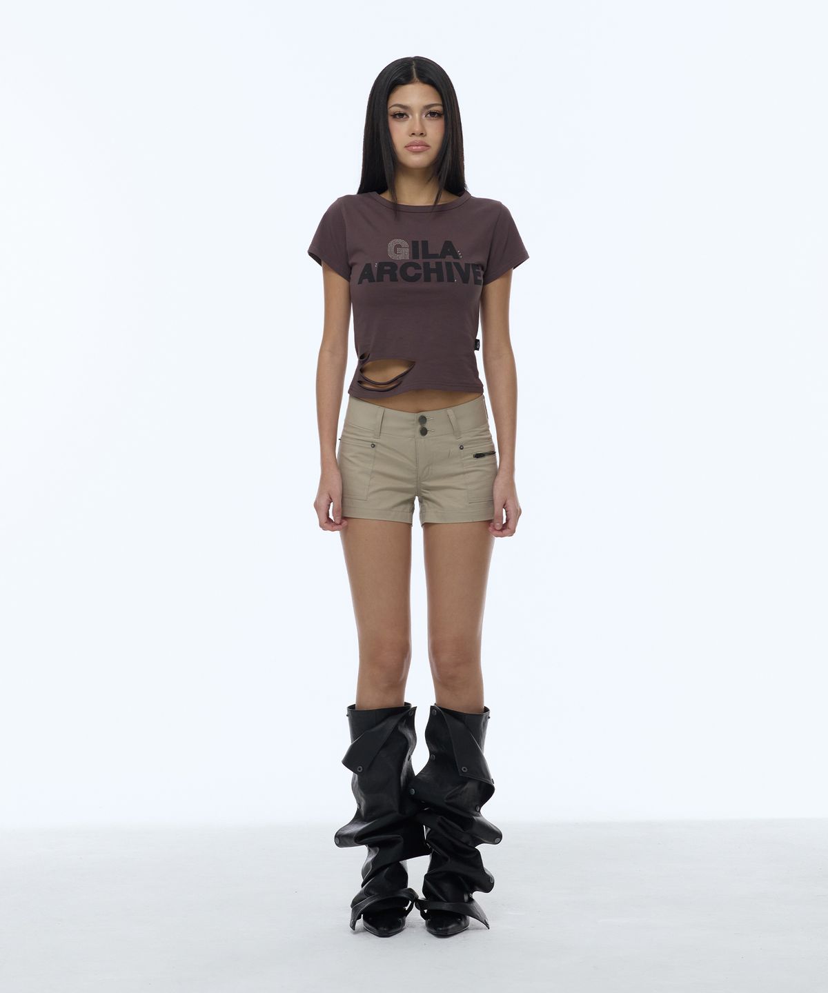길라아카이브(GILAARCHIVE) SCRATCHED BOLD LOGO CROP T-SHIRTS_BROWN