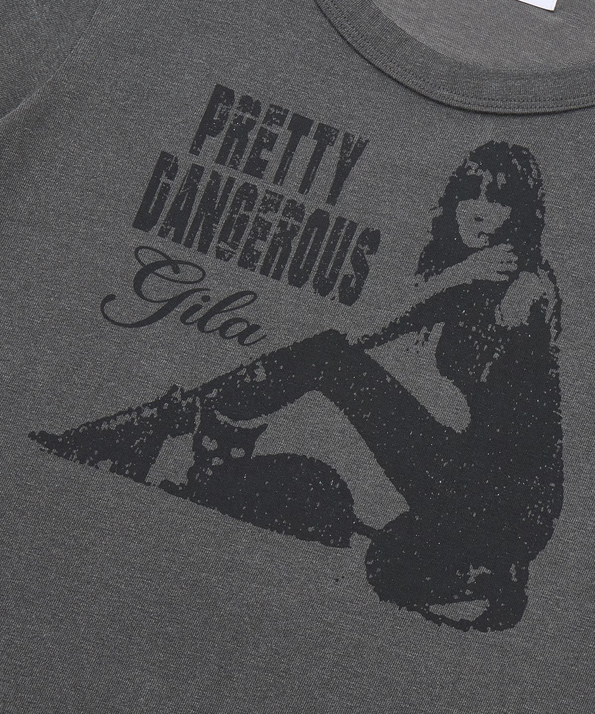 길라아카이브(GILAARCHIVE) DANGER GIRL CROP T-SHIRTS_CHARCOAL