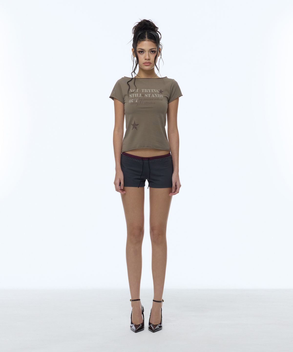길라아카이브(GILAARCHIVE) SLOGAN BOAT NECK T-SHIRTS_BROWN