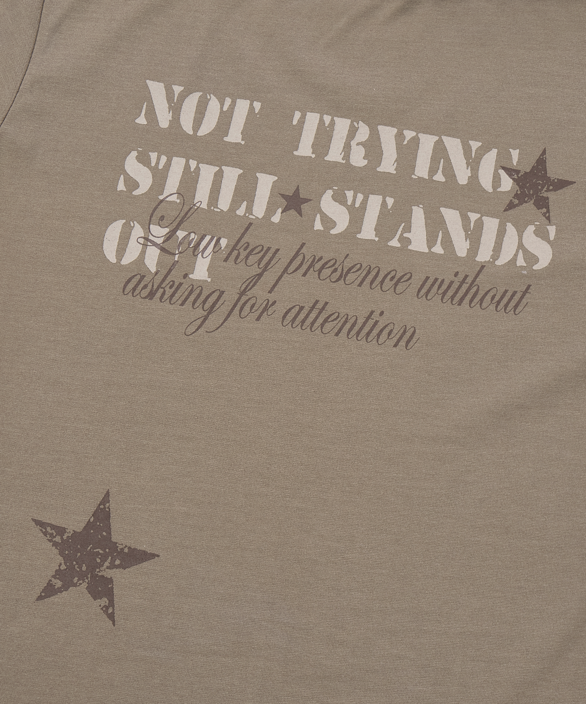 길라아카이브(GILAARCHIVE) SLOGAN BOAT NECK T-SHIRTS_BROWN