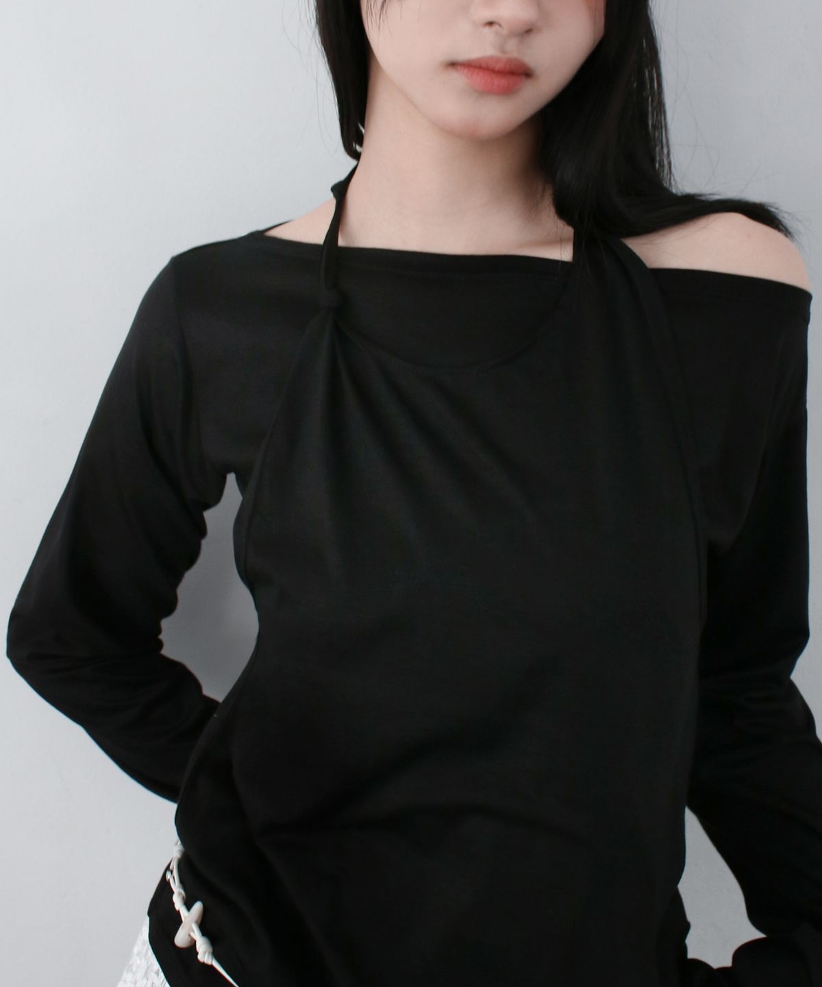 루바티(RUBATI) 밀라 더블넥 레이어드 홀터 롱 슬리브 티셔츠_블랙