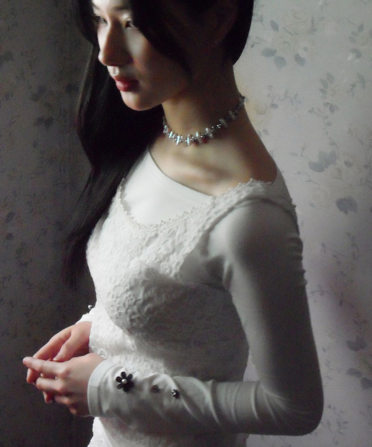 루바티(RUBATI) 데이지 플로렛 래글런 롱 슬리브 티_아이보리