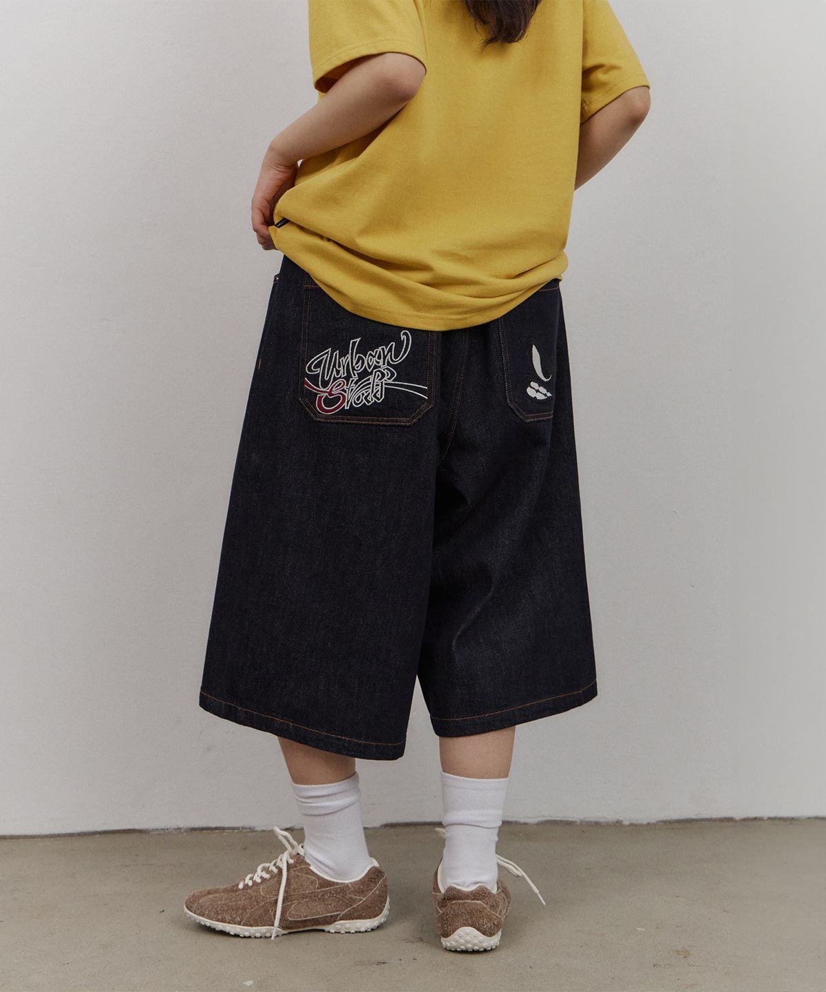 어반스터프(URBANSTOFF) 백 포켓 아트워크 버뮤다 팬츠 (인디고)