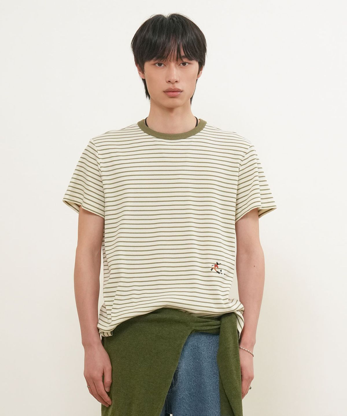 제너럴아이디어(GENERALIDEA) MAN 미니멀 자수 스트라이프 반팔티 [OLIVE] / GF1MTS006