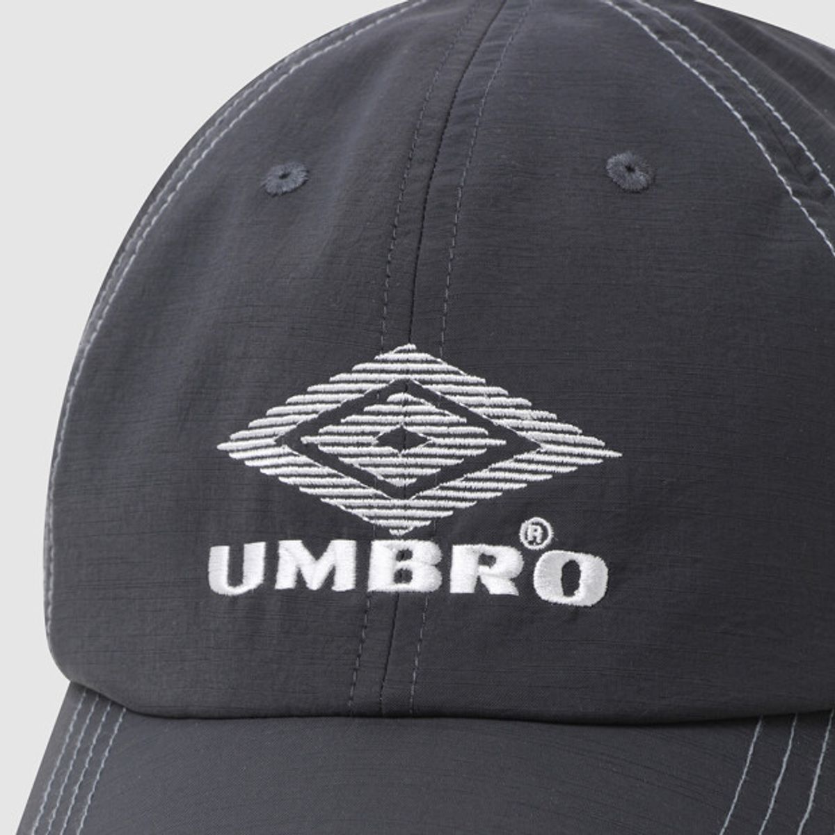 엄브로(UMBRO) 크리스피 타슬란 캡 차콜 UR221CCP51