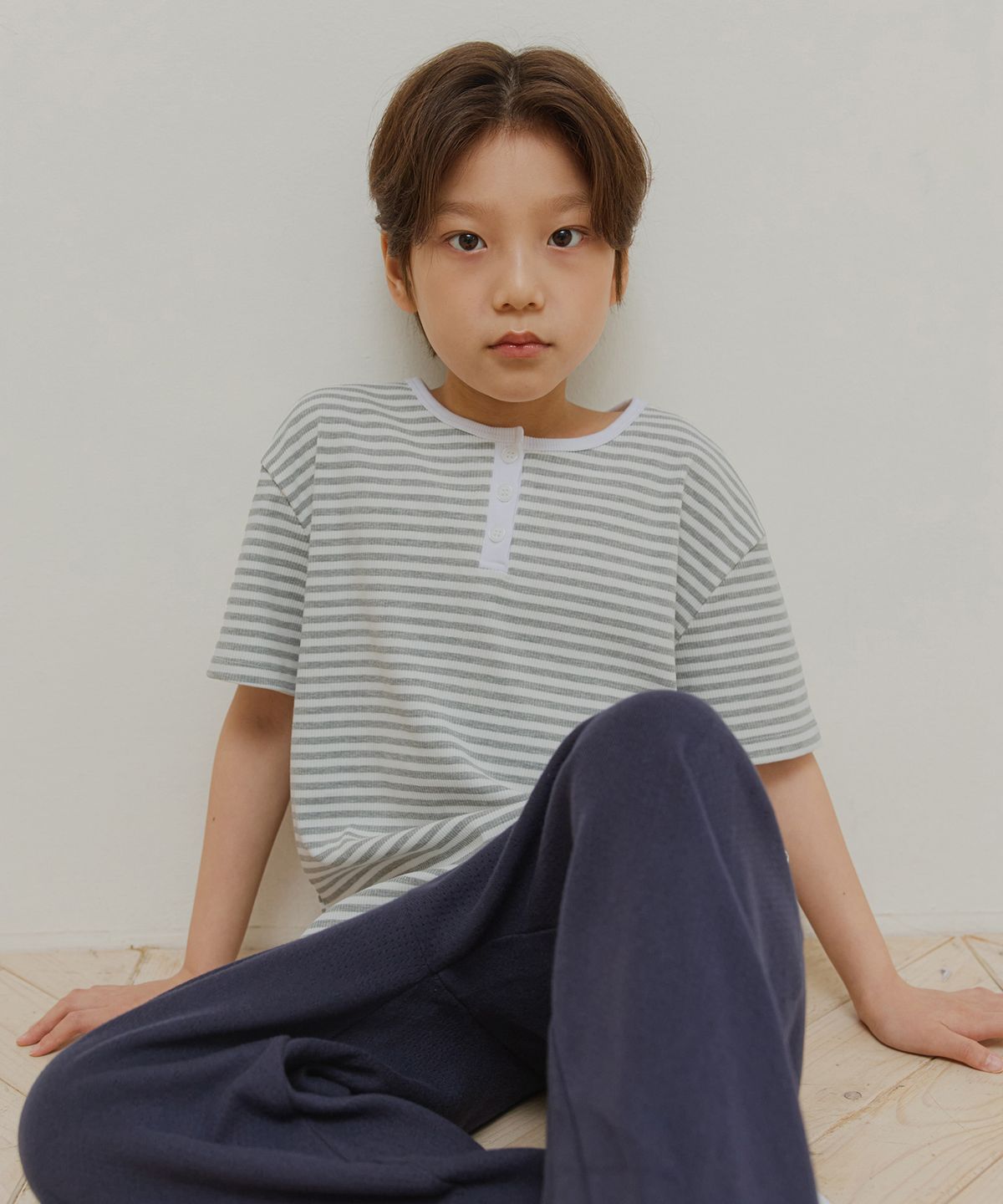 웬즈데이오아시스 키즈(WEDNESDAYOASIS KIDS) [Kids]로에 헨리넥 스트라이프 티셔츠_MELANGE GRAY(WB6TP38)